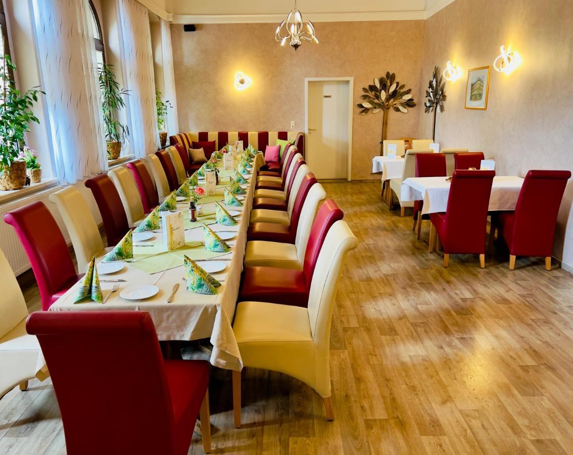 Traditionsgasthaus Goldener Loewe Riesa Restaurant & Pension Exterior photo
