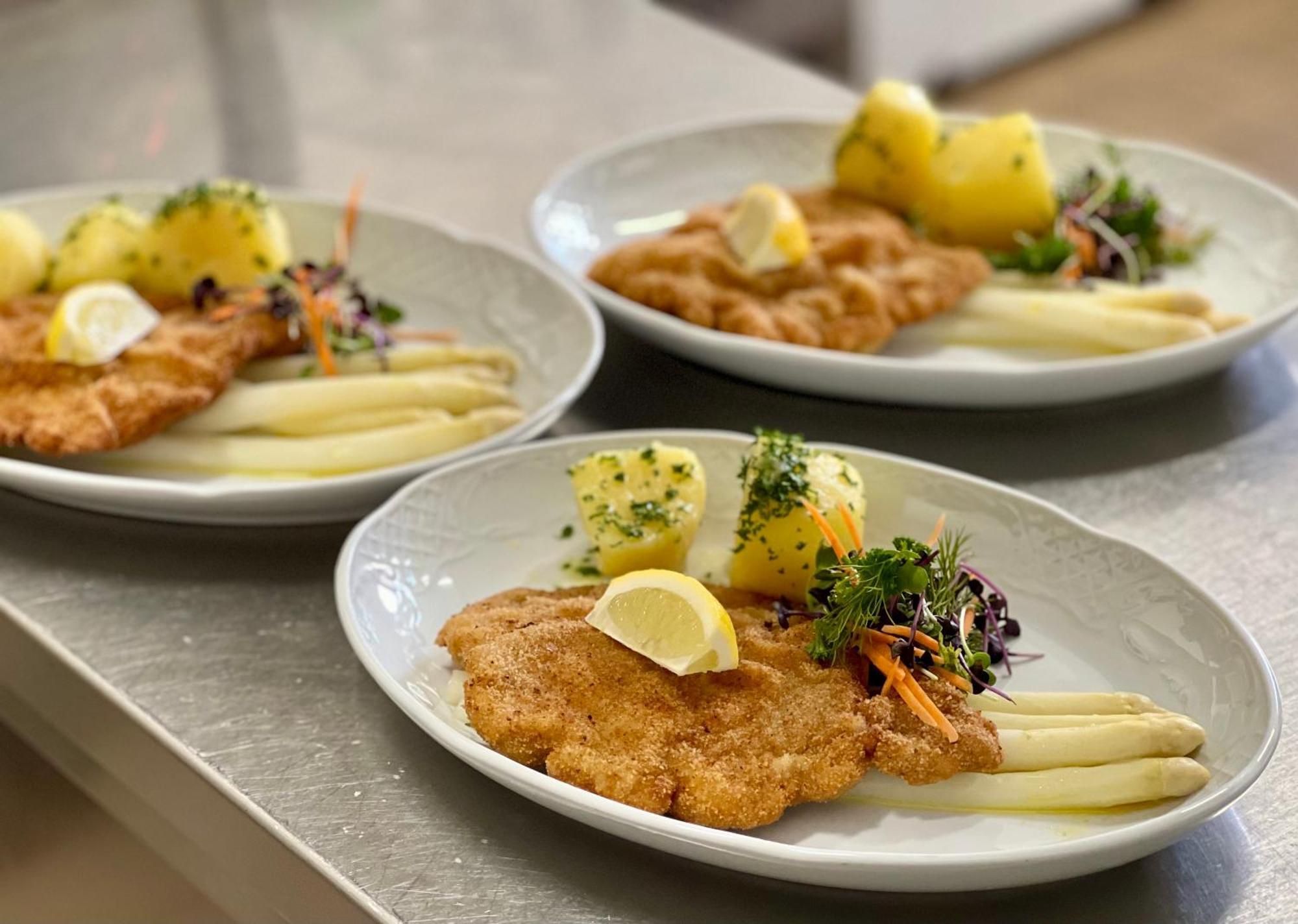 Traditionsgasthaus Goldener Loewe Riesa Restaurant & Pension Exterior photo